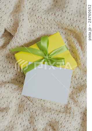 Present With Empty Postcard on Knitted background. 28760652