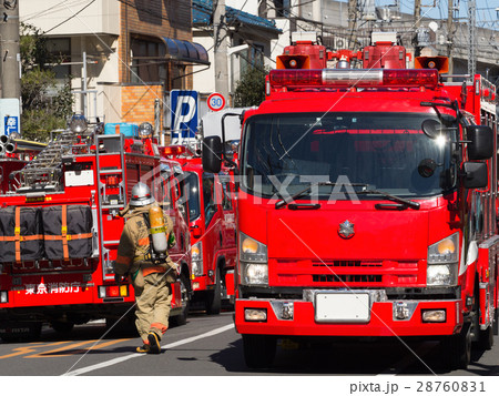 消火作業中のポンプ車 消火作業中のポンプ車 28760831