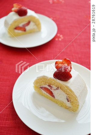苺ロール、イチゴロール、ストロベリーロール（Strawberry Roll） 28761619