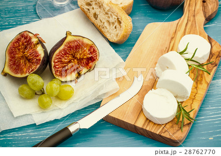 Goat cheese with ripe figs and wine 28762770