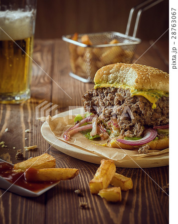 Bitten frash burger. 28763067