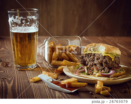 Bitten frash burger. 28763079