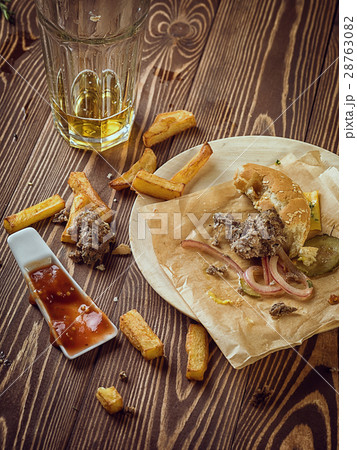 Bitten frash burger. 28763082