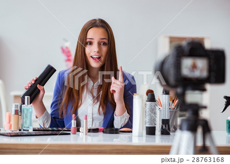 Beauty fashion blogger recording video Beauty fashion blogger recording video 28763168