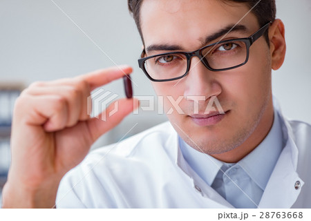 Young doctor with the pill  28763668