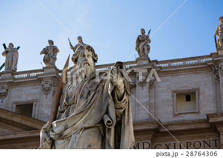 バチカン 聖パウロ像とサン・ピエトロ大聖堂 バチカン 聖パウロ像とサン・ピエトロ大聖堂 28764306