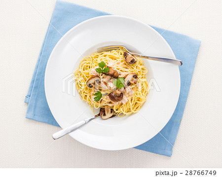 Spaghetti carbonara with brown mushroom Spaghetti carbonara with brown mushroom 28766749