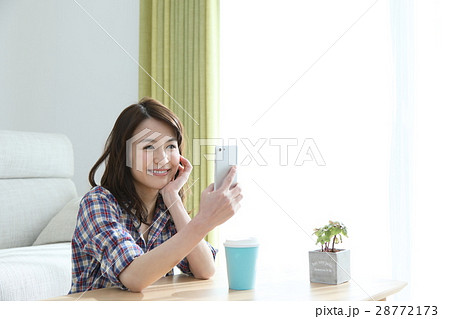 休日 くつろぐ女性 休日 くつろぐ女性 28772173