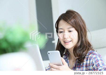 若い女性 ネットビジネス の写真素材