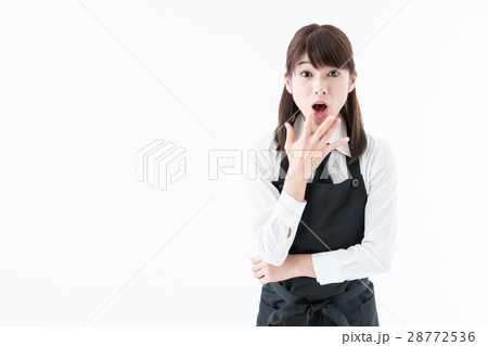 驚くカフェ店員 28772536