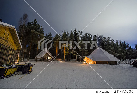 真冬のフィンランド　雪景色のコタ　 28773000
