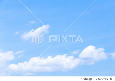 春の空 白い雲と青い空 背景素材 コピースペース 文字スペース 白んだ空 イメージ 春の空 白い雲と青い空 背景素材 コピースペース 文字スペース 白んだ空 イメージ 28774316