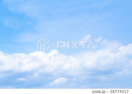春の空 白い雲と青い空 背景素材 コピースペース 文字スペース 白んだ空 イメージ 春の空 白い雲と青い空 背景素材 コピースペース 文字スペース 白んだ空 イメージ 28774317