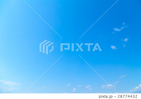 春の空 白い雲と青い空 背景素材 コピースペース 文字スペース 白んだ空 イメージ 春の空 白い雲と青い空 背景素材 コピースペース 文字スペース 白んだ空 イメージ 28774432