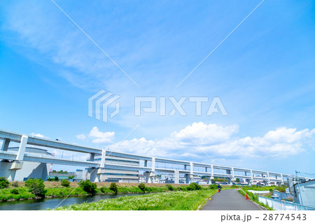 工事中の高速道路　環状線　青空 28774543