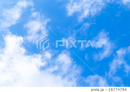 春の空　白い雲と青い空　背景素材　コピースペース　文字スペース　白んだ空　イメージ 28774794