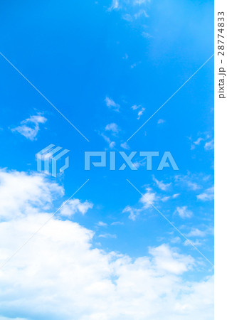 春の空　白い雲と青い空　背景素材　コピースペース　文字スペース　白んだ空　イメージ 28774833