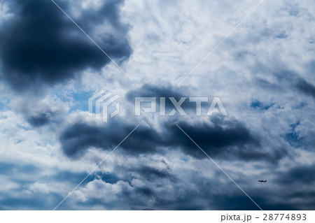 3月の空　空　曇り　曇天の空　コピースペース　文字スペース 28774893