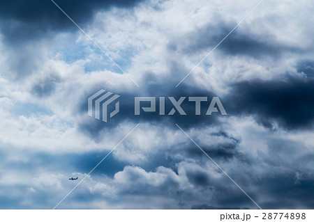 3月の空 空 曇り 曇天の空 コピースペース 文字スペース 3月の空 空 曇り 曇天の空 コピースペース 文字スペース 28774898