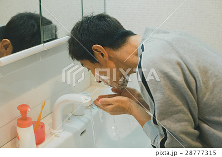 middle-aged and older person middle-aged and older person 28777315