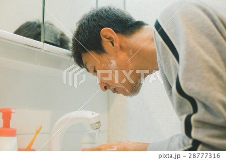 middle-aged and older person middle-aged and older person 28777316