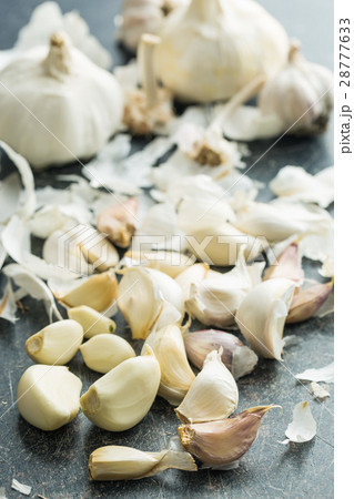 Peeled fresh garlic. 28777633