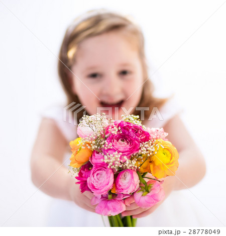 Little girl with flower bouquet Little girl with flower bouquet 28778049