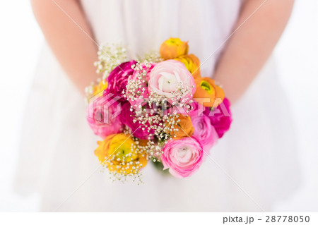 Little girl with flower bouquet 28778050