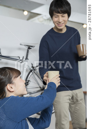 ティータイムをする男女 28781693
