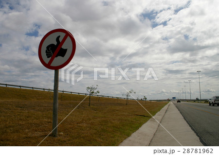 南アフリカのヒッチハイク禁止標識の写真素材 28781962 Pixta