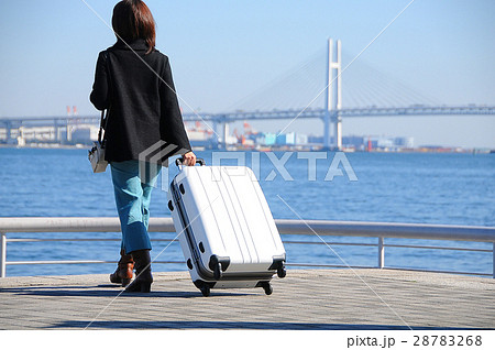 港で白いスーツケースを持つ女性旅行者の写真素材 [28783268] - PIXTA