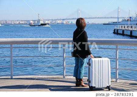 港で白いスーツケースを持つ女性旅行者の写真素材 [28783291] - PIXTA