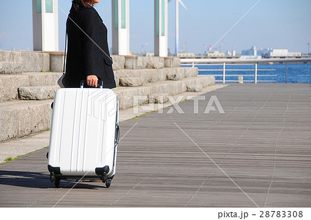 港でスーツケースを持つ女性旅行者 28783308
