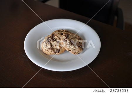 チョコチップクッキーとお皿 28783553