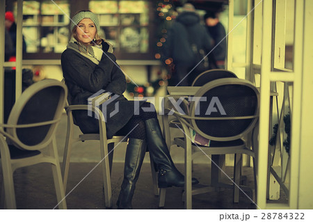 urban portrait of woman in winter clothes 28784322