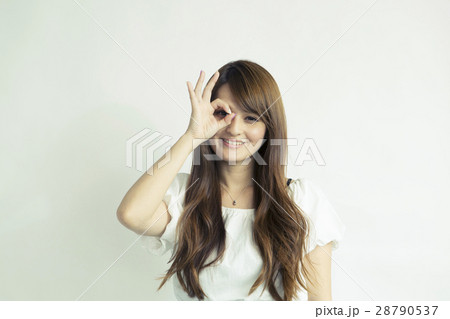 手の丸から覗く20代女性 28790537