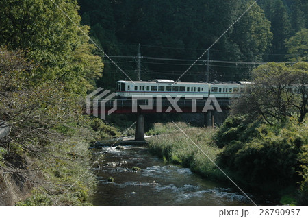 山間を走る西武秩父線 28790957