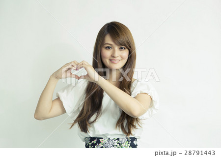 手でハートを作る20代女性 28791443