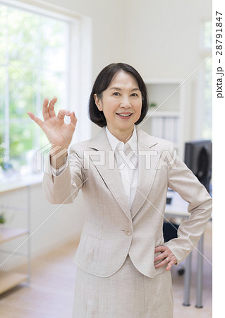 OKサインをするスーツ姿の女性 28791847