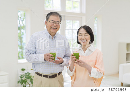 青汁を持つシニア夫婦 28791943