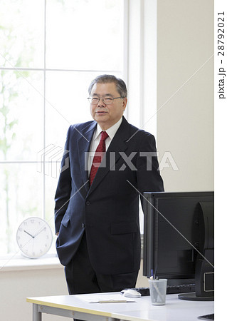 シニアのビジネスマン 28792021