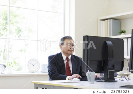 デスクにつくビジネスマン 28792023