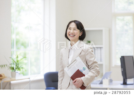 手帳と書類を持つビジネスウーマン 28792055