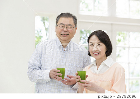 グラスに入ったジュースを持つシニア夫婦 グラスに入ったジュースを持つシニア夫婦 28792096