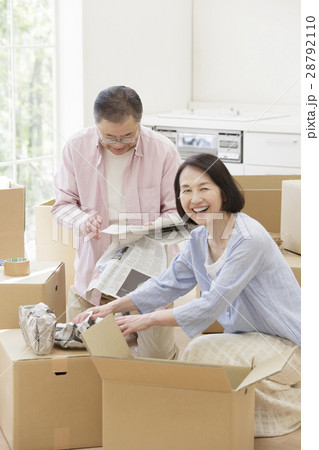 荷造りするシニア夫婦 28792110