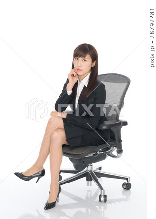 スーツ姿の女性 クールな表情 28792281