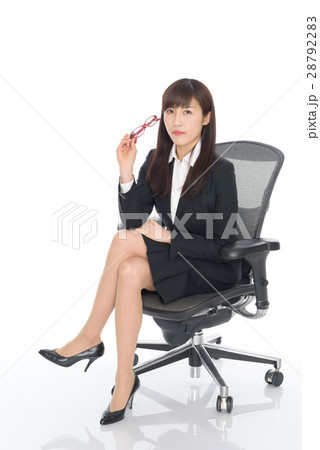 スーツ姿の女性 クールな表情 スーツ姿の女性 クールな表情 28792283