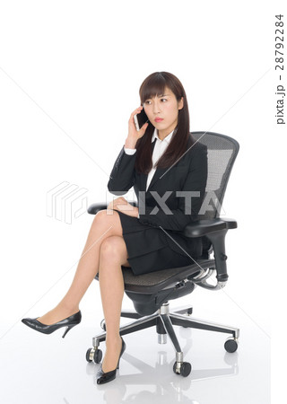 スーツ姿の女性 クールな表情 28792284