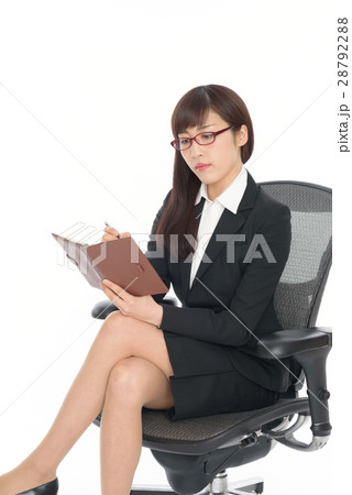 スーツ姿の女性 クールな表情 28792288