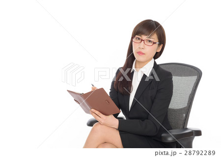 スーツ姿の女性 クールな表情 28792289